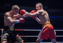 WM-Titelkampf der WBF in der Bodensee-Arena in Kreuzlingen. Den Kampf gegen den Tschechen Josef Zahradnik (schwarze Hose) gewinnt der Schweizer Zino Meuli knapp. (Bilder: Reto Martin)