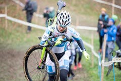 Die Schweizerin Svenja Wüthrich schultert ihr Bike. (Bild: Urs Flüeler/Keystone (Pfaffnau, 26. Dezember 2018)