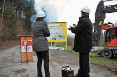 Baufreude: Die Regierungsräte Maya Büchi und Josef Hess beklatschen den Hochwasserstollen-Spatenstich. (Bild: P. Unterschütz (19. Februar 2018))