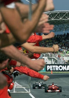 Hier gewinnt Schumacher den Grand Prix von Malaysia am 22. Oktober 2000. (Bild: KEYSTONE/EPA PHOTO/AFP/Pool/Bazuki Muhammad)