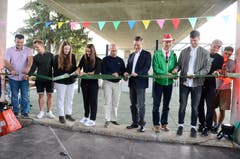 22. September: Der neue Jugendpark Buchs auf dem SBB-Areal wird eröffnet. Jugendliche, Vertreter der Stadt Buchs und Projektleiterin Tamara Cucuz (4. von links) durchschneiden das Band. (Bild: Hansruedi Rohrer)