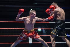 WM-Titelkampf der WBF in der Bodensee-Arena in Kreuzlingen. Den Kampf gegen den Tschechen Josef Zahradnik (schwarze Hose) gewinnt der Schweizer Zino Meuli knapp. (Bilder: Reto Martin)