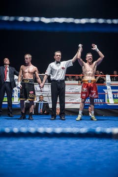 WM-Titelkampf der WBF in der Bodensee-Arena in Kreuzlingen. Den Kampf gegen den Tschechen Josef Zahradnik (schwarze Hose) gewinnt der Schweizer Zino Meuli knapp. (Bilder: Reto Martin)