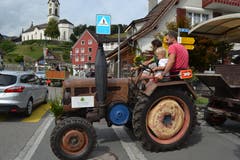 11. August: Mit einem Oldtimertraktor oder dem Pferdewagen von Station zu Station: Das Gamser Gewerbe lässt einiges einfallen. Am Dorffest erwartete die Besucher mehr als eine Überraschung. Bild: Adi Lippuner