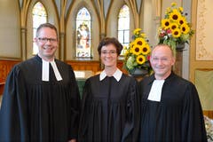 8. Juli: Feierliche Amtseinsetzung in der evangelischen Kirche Sevelen: Das Pfarrehepaar Beate und Jörg Drafehn zusammen mit Dekan Renato Tolfo (links). (Bild: Hansruedi Rohrer)