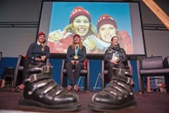 Medaillenfreude: Denise Feierabend (von links), Michelle Gisin und Lena Häcki werden in Engelberg für ihre Olympia-Goldmedaillen und -Diplome geehrt. (Bild: Dominik Wunderli (27. Februar 2018))