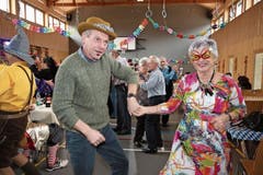 Lebensfreude pur an der Seniorenfasnacht Ü60 in Kerns bei Hansueli Richener und Renate Schürmann. (Bild: M. Wannemacher (9. Februar 2018))