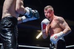 Boxing Day in der Bodensee-Arena in Kreuzlingen: Szenen vom Kampf Evgeny Shvedenko (Russland, blaue Handschuhe) gegen Roman Sharupa (Ukraine, weisse Handschuhe).