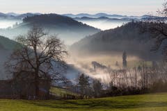 Der Nebel schleicht ins Tal der Demut. (Bild: Hans-Dieter Zimmermann)