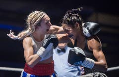 Boxing Day in der Bodensee-Arena in Kreuzlingen: Szenen vom Kampf Maja Milenkovic (Serbien, rot-blaue Hose) gegen Crystal Garcia Nova (Dominikanische Republik, schwarze Hose). (Bilder: Reto Martin)