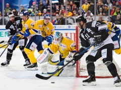 Der Davoser Keeper Gilles Senn (Bildmitte) zeigte beim 3:2-Sieg am Spengler Cup gegen die Nürnberg Ice Tigers eine starke Leistung (Bild: KEYSTONE/EPA KEYSTONE/GIAN EHRENZELLER)