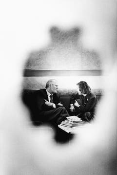 Bundesrat Willi Ritschard und die spätere Bundesrätin Elisabeth Kopp fotografiert durch ein Türfenster. (Bild: Keystone (Bern, 1. Oktober 1981))