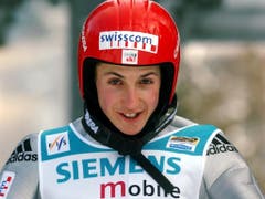 Gut gelaunt in Bischofshofen: 2001/2002 sprang sich Ammann an der Vierschanzentournee für die Olympischen Spiele warm (Bild: KEYSTONE/SIGI TISCHLER)