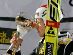 Erster Siegerkuss: 2008 gewinnt Simon Ammann erstmals in Oberstdorf (Bild: KEYSTONE/PETER KLAUNZER)