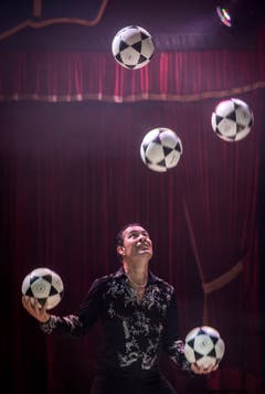 Jonglierkunst im Zirkus Stey in Steckborn. (Bild: Reto Martin)