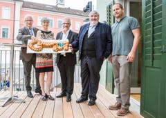 Beide sind stolz auf das neue Schwesternhaus in Baar, das im Juni 2017 eingeweiht wurde. Hier mit den Gemeinderatskollegen Sylvia Binzegger und Jost Arnold (Zweiter von rechts) sowie Architekt Oliver Guntli. (Bild: Patrick Hürlimann)
