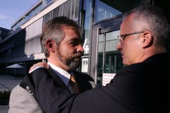 Legendär ist der 8. Oktober 2006, als Hotz (FDP) mit vier Stimmen Vorsprung auf Langenegger (CVP) neuer Gemeindepräsident von Baar wurde. Das Foto ist als «bürgerlicher Bruderkuss» in die Geschichte eingegangen. (Bild: Werner Schelbert)