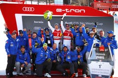 Christof Innerhofer und Dominik Paris feiern mit ihren Teamkollegen. (Bild: Marco Trovati / AP)