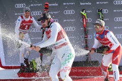 Beat Feuz (links) duscht Sieger Dominik Paris mit Champagner. Bild: Andrea Solero / EPA