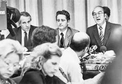 Pressekonferenz nach der Befreiung mit Bundesrat Kurt Furgler (rechts). (Bild: Keystone (Bern, 9. September 1982))