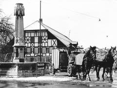 Der Bümplizer Dorfbrunnen war ein Willkommensgeschenk der Stadt Bern (Aufnahme aus dem Jahre 1966). (Bild: zvg/Stadt Bern)