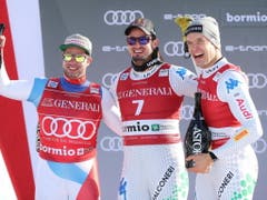 Beat Feuz (links) freut sich mit den Italienern. (Bild: Marco Trovati / AP)