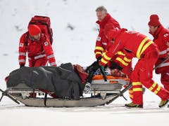Abtransport ins Spital: Simon Ammann erlitt 2015 eine schwere Hirnerschütterung und Prellungen im Gesicht (Bild: KEYSTONE/EPA DPA/DANIEL KARMANN)