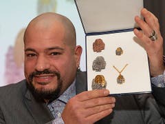 Gestaltet wurde die Plakette vom Basler Grafiker Tarek Moussalli. (Bild: Keystone/Georgios Kefalas)