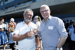 Grund zum Anstossen fanden die beiden oft. Zum Beispiel im April 2018 am Zuger Kantonalschwingfest in Menzingen... (Bild: Werner Schelbert)