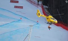Der Slowene Klemen Kosi muss mit dem Helikopter abtransportiert werden. (Bild: Marco Trovati / AP)