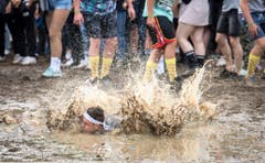 Sprung in den Schlamm vor der Bühne am Open Air Frauenfeld. (Bild: Reto Martin)