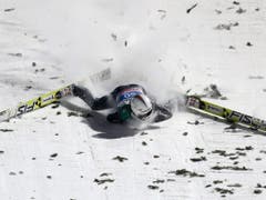 Der schlimme Sturz 2015 in Bischofshofen: Simon Ammann knallt in den Schnee (Bild: KEYSTONE/EPA DPA/DANIEL KARMANN)