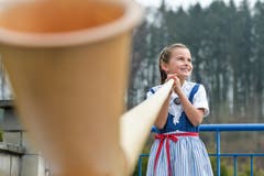 Die 7-jährige Malina Grimm aus Affeltrangen spielt Alphorn. (Bild: Donato Caspari)