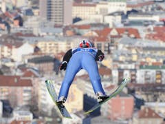 Hoch über Innsbruck: Simon Ammann 2011 auf dem Bergisel (Bild: KEYSTONE/EPA/BARBARA GINDL)