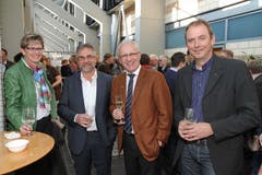 ...oder am VIP-Apéro des Gewerbevereins Baar im März 2013 in der Waldmannhalle. Links ist Andreas’ Frau Regula Hotz zu sehen, rechts der Gemeindeschreiber Walter Lipp, der Anfang 2019 Hotz’ Nachfolger als Gemeindepräsident geworden ist... (Bild: Daniel Frischherz)