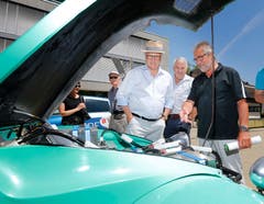 Auch als die Wave-Trophy der Elektrofahrzeuge im Juni 2017 in Baar Halt machte, durfte das Duo nicht fehlen. (Bild: Stefan Kaiser)