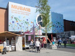 Die Plakette zeigt auch die bekannte Uhr der Rundhof-Halle. Die Basler Muba findet 2019 zum 103. und letzten Mal statt. (Bild: KEYSTONE/PATRICK STRAUB)