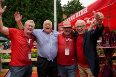 Daumen hoch für ihr geliebtes Baarer Bier und den Brauer Kurt Uster (Zweiter von links, daneben der Gemeinderatskollege Pirmin Andermatt). Hier anlässlich des Tour-de-Suisse-Fests im Juni 2016. (Bild: CSC)