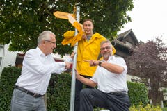 Der Inwiler Langenegger ist Stolz, dass der Ortsteil einen Wegweiser im September 2014 einen Wegweiser erhalten hat. Ausserdem im Bild: der Künstler Remo Hegglin. (Bild: Maria Schmid)