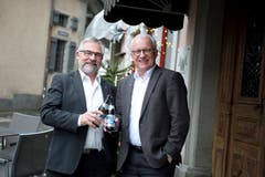 Paul Langenegger (links) und Andreas Hotz, hier anlässlich der Verabschiedung beim Stadtrat in Zug, sind von Anfang 2003 bis Ende 2018 zusammen im Gemeinderat gewesen. (Bild: Maria Schmid (21. Dezember 2018))