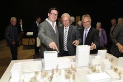 Als einzige Niederlage bezeichnen die beiden die verlorene Abstimmung über die Überbauung Unterfeld im Februar 2017 (hier sind sie noch zuversichtlich, im Mai 2013, mit dem Architekten des Siegerprojekts, Simon Hartmann). (Bild: Daniel Frischherz)