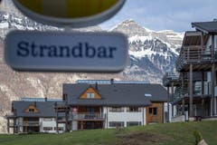 Im Sommer geht die Sonne hier erst um 21 Uhr unter, sagt Susanne Gemperle, die Betreiberin der Strandbar. (Bild: Michel Canonica)