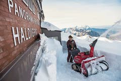 Soll noch einer sagen, wir hätten keinen Winter gehabt: Kurt Mathis beim Schneefräsen auf dem Haldigrat. (Bild: Dominik Wunderli (24. Januar 2018))