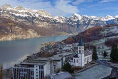 In Quarten der Schatten, in Quinten die Sonne: Am südlichen Walenseeufer schafft es die Sonne während der Wintermonate kaum über die Berggipfel. (Bild: Michel Canonica)
