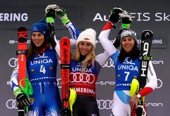 Wendy Holdener sichert sich in Semmering ihren ersten Slalom-Podestplatz in diesem Winter. Sie wird Dritte hinter der Amerikanerin Mikaela Shiffrin und der Slowakin Petra Vlhova. (Bild: AP Photo/Giovanni Auletta)
