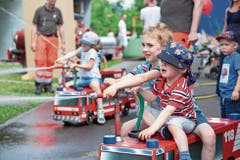 Für Nachwuchs scheint gesorgt: Kinder geniessen Löschfahrzeuge am Tag der offenen Tür der Stützpunktfeuerwehr. (Bild: Edi Ettlin (26. Mai 2018))