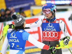 Holdener gratuliert Shiffrin nach dem 2. Durchgang des Slaloms zum Sieg. (Bild: KEYSTONE/APA/ROLAND SCHLAGER)