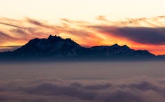 Abendrot über dem Nebelmeer. (Bild: Daniel Hegglin (Zugerberg, 28. Dezember 2018))