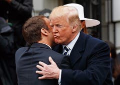 Dass sich Männer, auch Politiker, umarmen oder küssen, ist gang und gäbe. (Bild: AP)