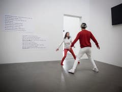 Mensch oder Maschine? Morger & Widmer setzen sich in ihrer Performance «Digital Natives» mit der Digitalisierung auseinander. (Bild: Hanspeter Schiess)